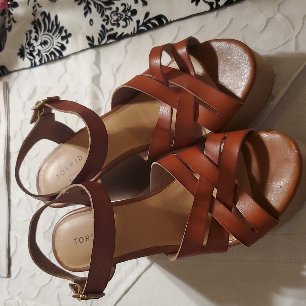 NWOT Torrid platform strappy sandals